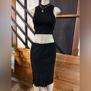Beautifull black skirt with front ruffle accent size 8 preloved